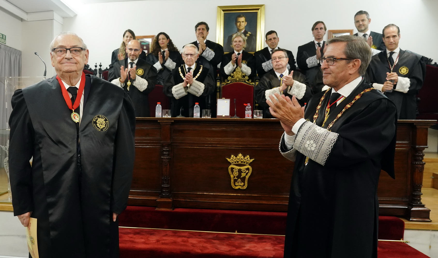 El letrado Fernando Mir Gómez es investido Colegiado de Honor de la Abogacía granadina